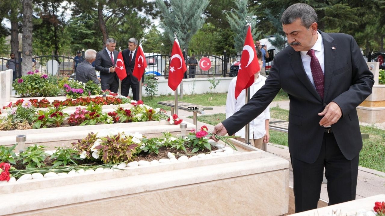 Ogrenci Ogretmen ve Veliler 15 Temmuz Sehit ve Gazilerini Ziyaret