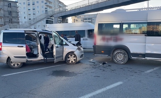Kars’ta Öğrenci Servisiyle Otomobil Çarpıştı: 6 Kişi Yaralandı Kars’ta meydana
