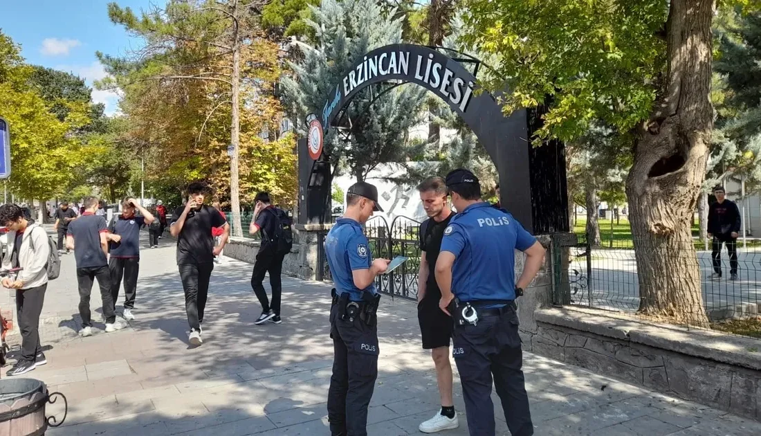 Erzincan Emniyet Müdürlüğü Okul Önleri ve Çevrelerinde Kontroller YaptıHaberin BaşlıklarıErzincan
