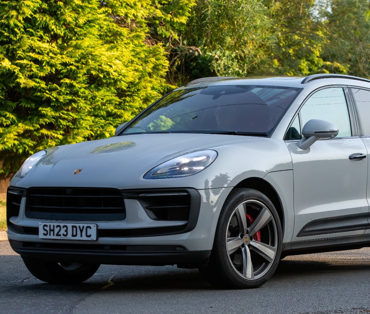 Porsche Markali Araba Yanindan Gecen Insanlarin Kiyafetine Gore Renk Mi