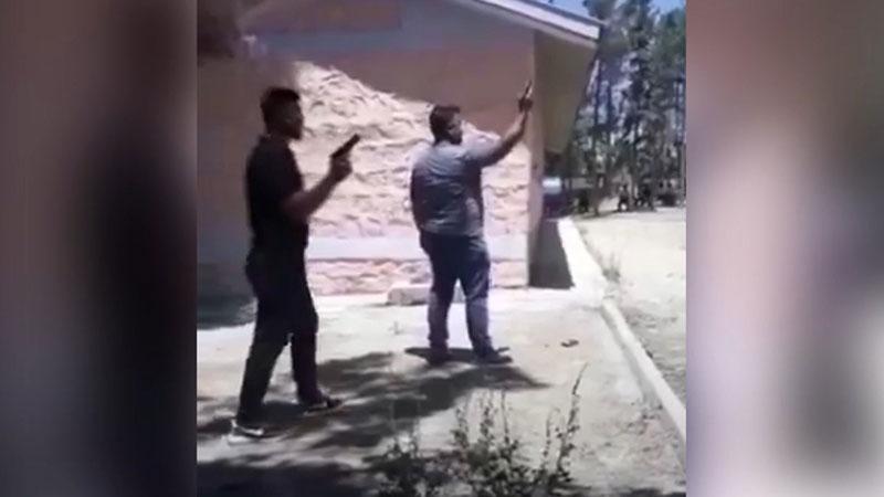Okul Bahçesinde Tabancayla Ateş Açan Şahıs GörüntülendiHaberin BaşlıklarıOkul Bahçesinde Tabancayla