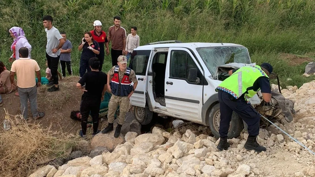 Şanlıurfa’da Okul Servisi ve Hafif Ticari Araç Çarpıştı: 1 Ölü,