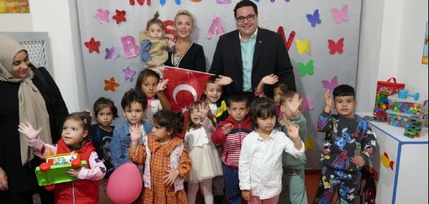 Köydeki Çocuklar Soğuk Havada Isınmaya Çalışıyor Çıplak Kavakların Arasında Tezek