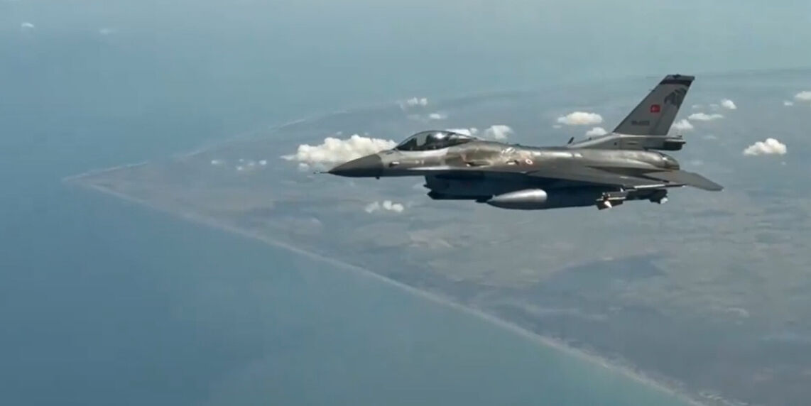 Türk jetlerinden Karadeniz'in uluslararası hava sahasında eğitim - 1. Resim