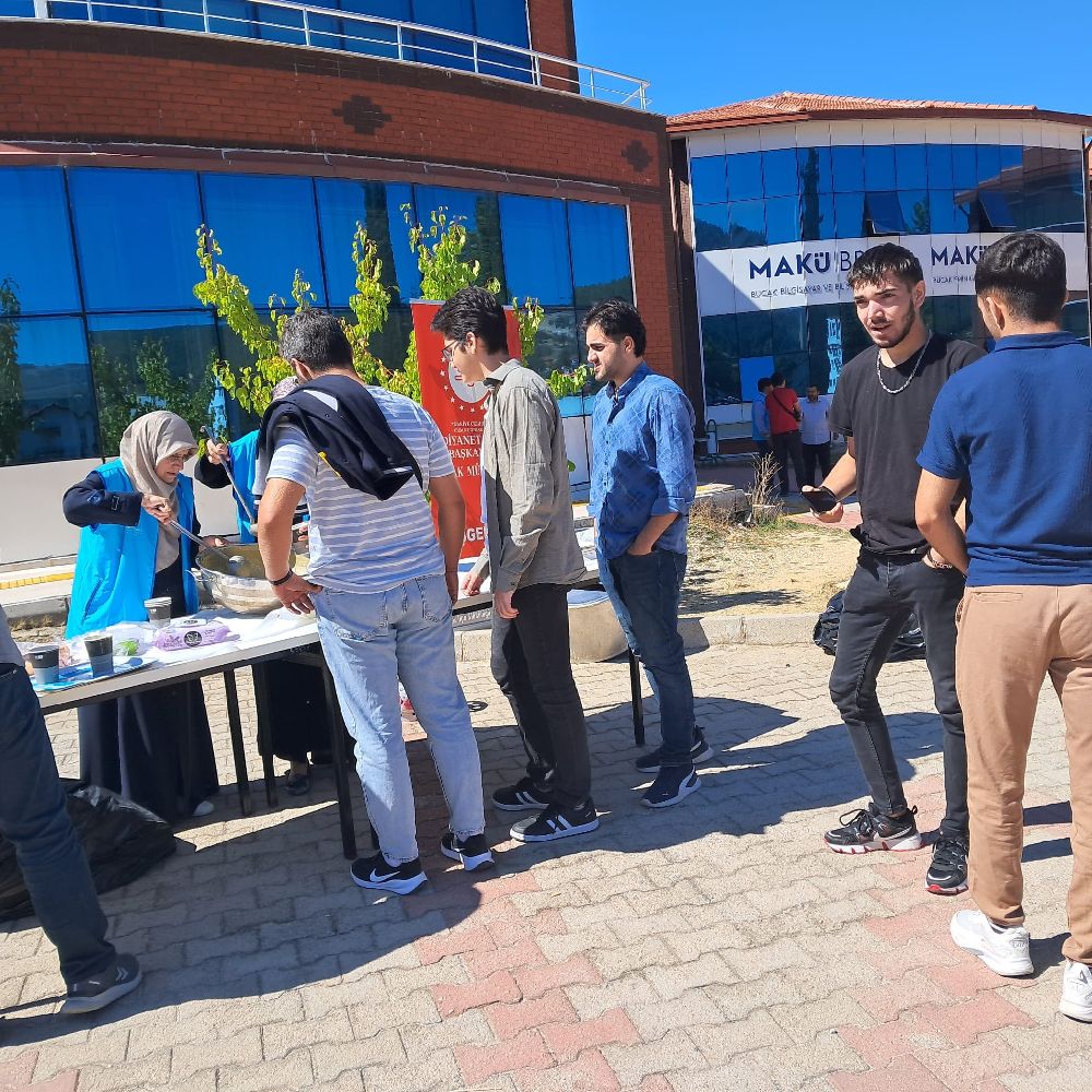 Bucak'ta Üniversite öğrencilerine çorba ikramı yapıldı