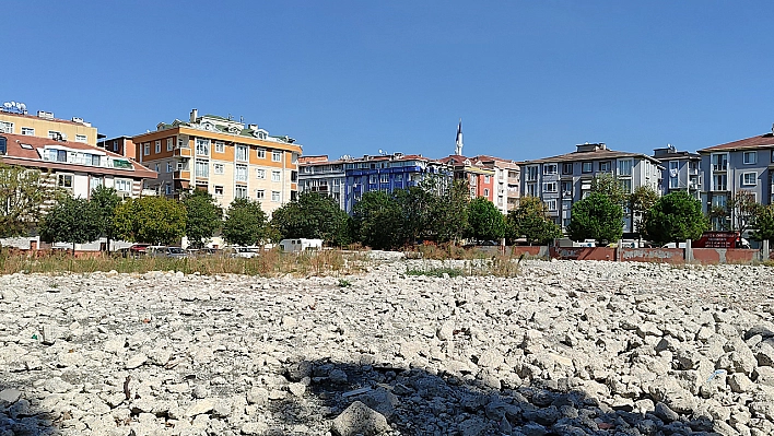 Veliler ve Öğrenciler Yıkılan Okulun Yeniden Yapılmasını İstiyor Öğrenci ve veliler yıkılan okulun yeniden yapılmasını istedi