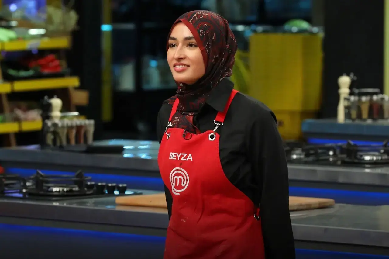 1727871436 Unluyle Mesajlasiyor Beyza Itiraf Etti Hayranim.webp