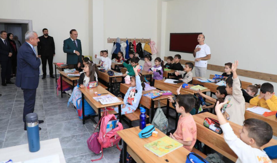 Bitlis İl Milli Eğitim Müdürü Öğrencilerle Tatvan Kültür İlkokulu ve