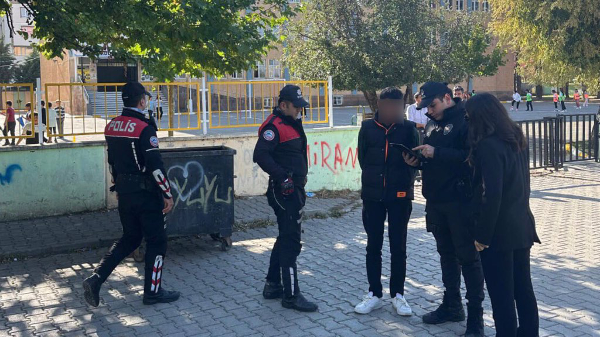 1728331670 Bitlis Emniyetinden Okul Cevrelerinde Siki Denetim Uygulamasi