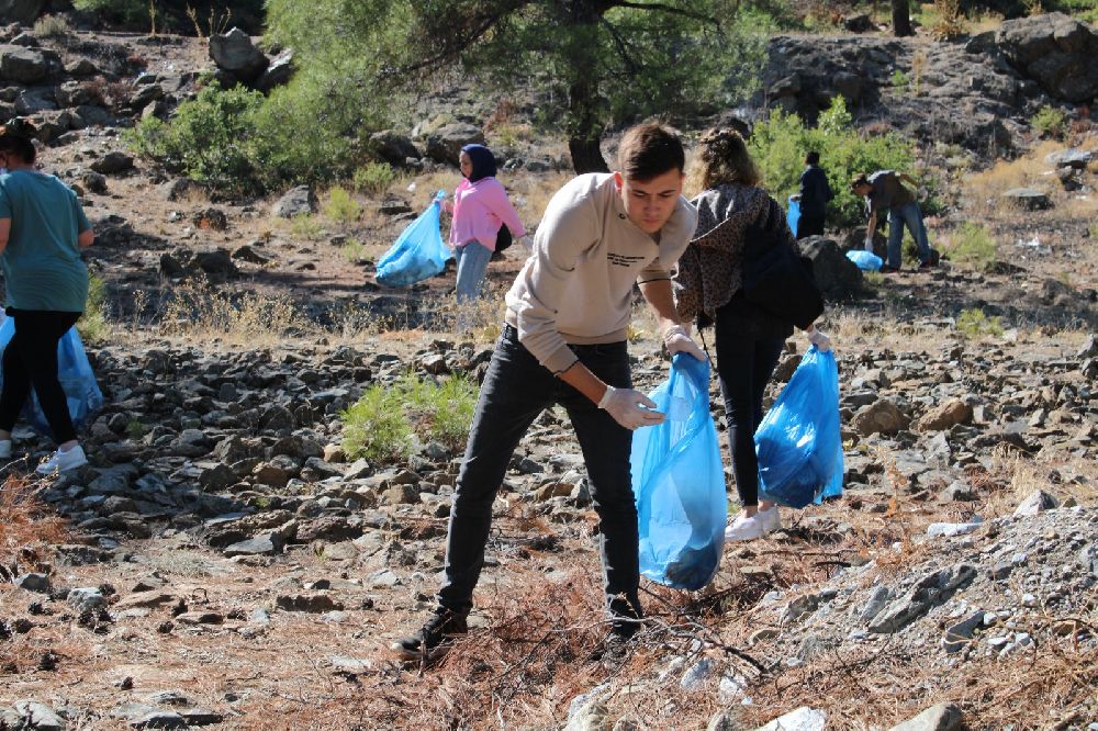 Yeşilova İsmail Akın MYO Öğrenci ve Hocaları Salda Gölü’nde Çevre Temizliği Yaptı