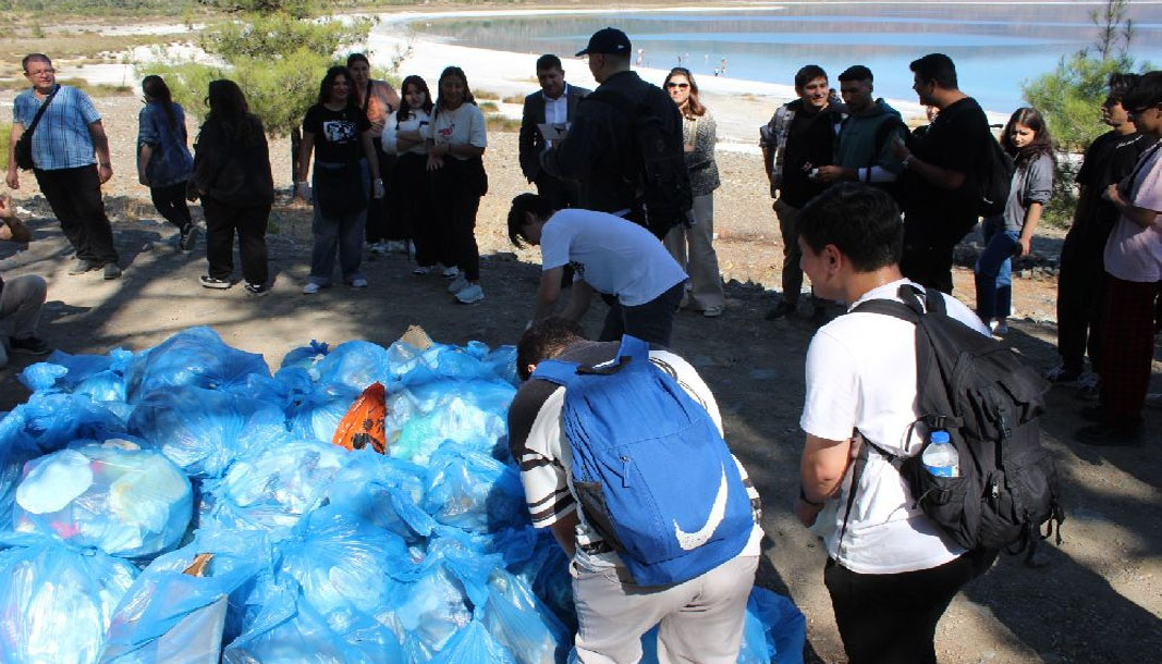 Yeşilova İsmail Akın Turizm MYO Öğrencileri Salda Gölü’nde Çevre Temizliği