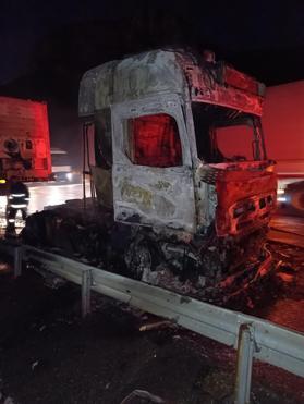 Otoyolda TIR'ın Alev Alev Yanması