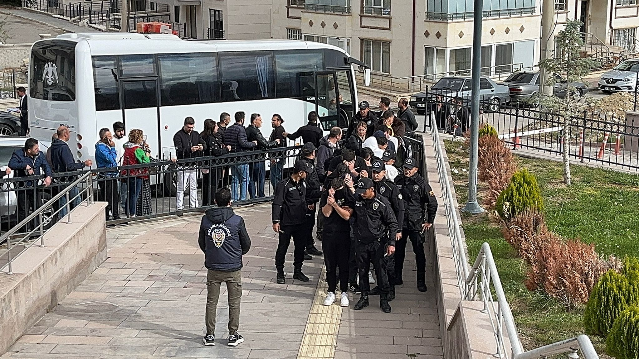 1729310533 Bahis Cetesi Uyesi 10 Ogrenci 15 Kisi Adliyeye Sevk Edildi