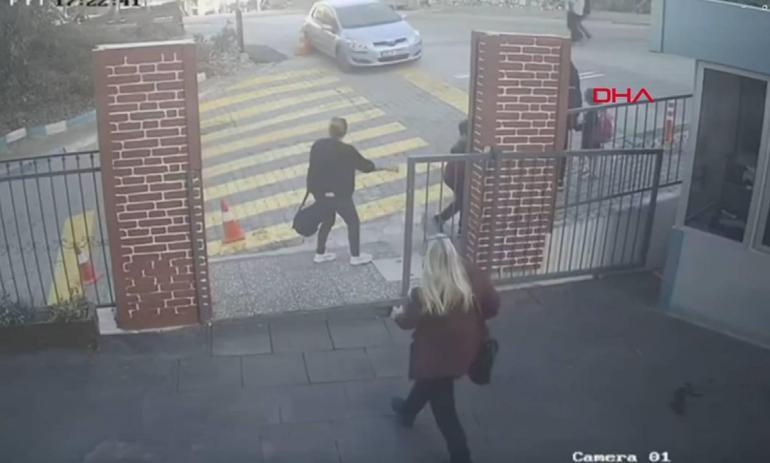 Koşarak yetişen öğretmen faciayı son anda önledi! Çocuklar ve veliler kurtuldu. Koşarak gelen öğretmen uyardı, facia son anda önlendi... Çocuklar ve veliler son anda kurtuldu