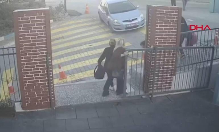 Koşarak yetişen öğretmen faciayı son anda önledi! Çocuklar ve veliler kurtuldu. Koşarak gelen öğretmen uyardı, facia son anda önlendi... Çocuklar ve veliler son anda kurtuldu