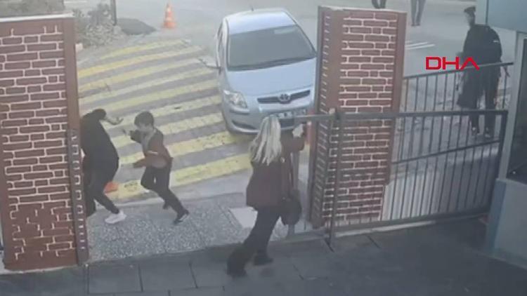 İzmir Narlıdere’de Otomobil Okul Bahçesine Girdi, Facia Son Anda Önlendi