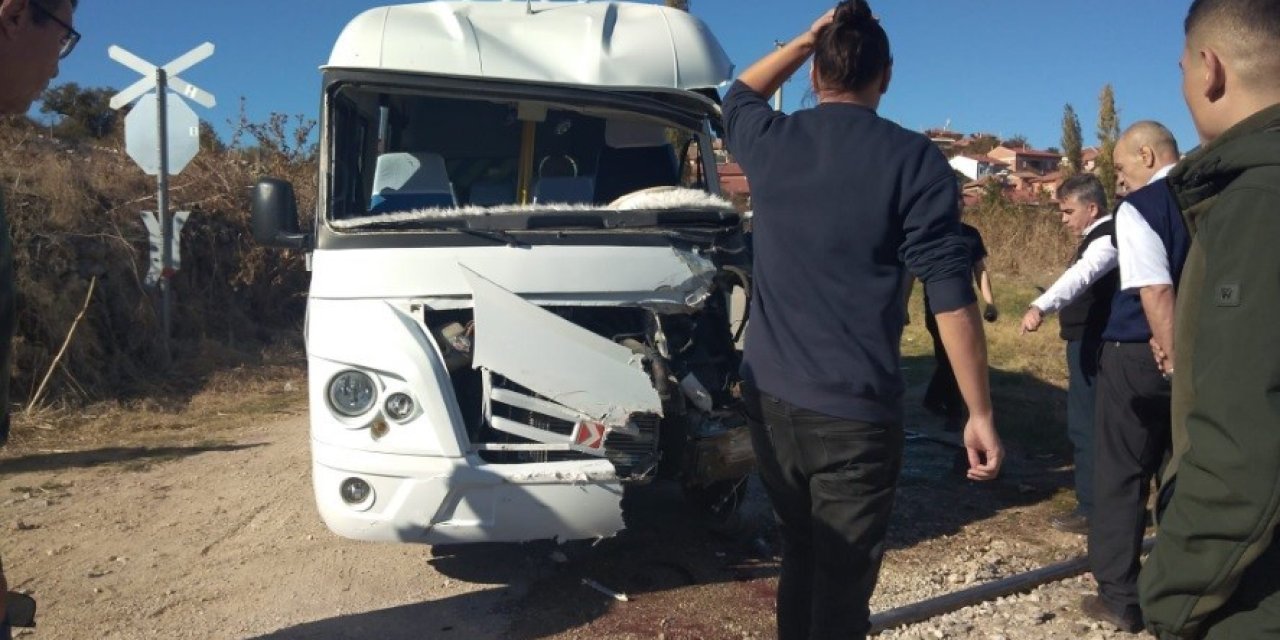 1729580570 Ogrenci Servisi Trenin Arka Vagonuna Carpti