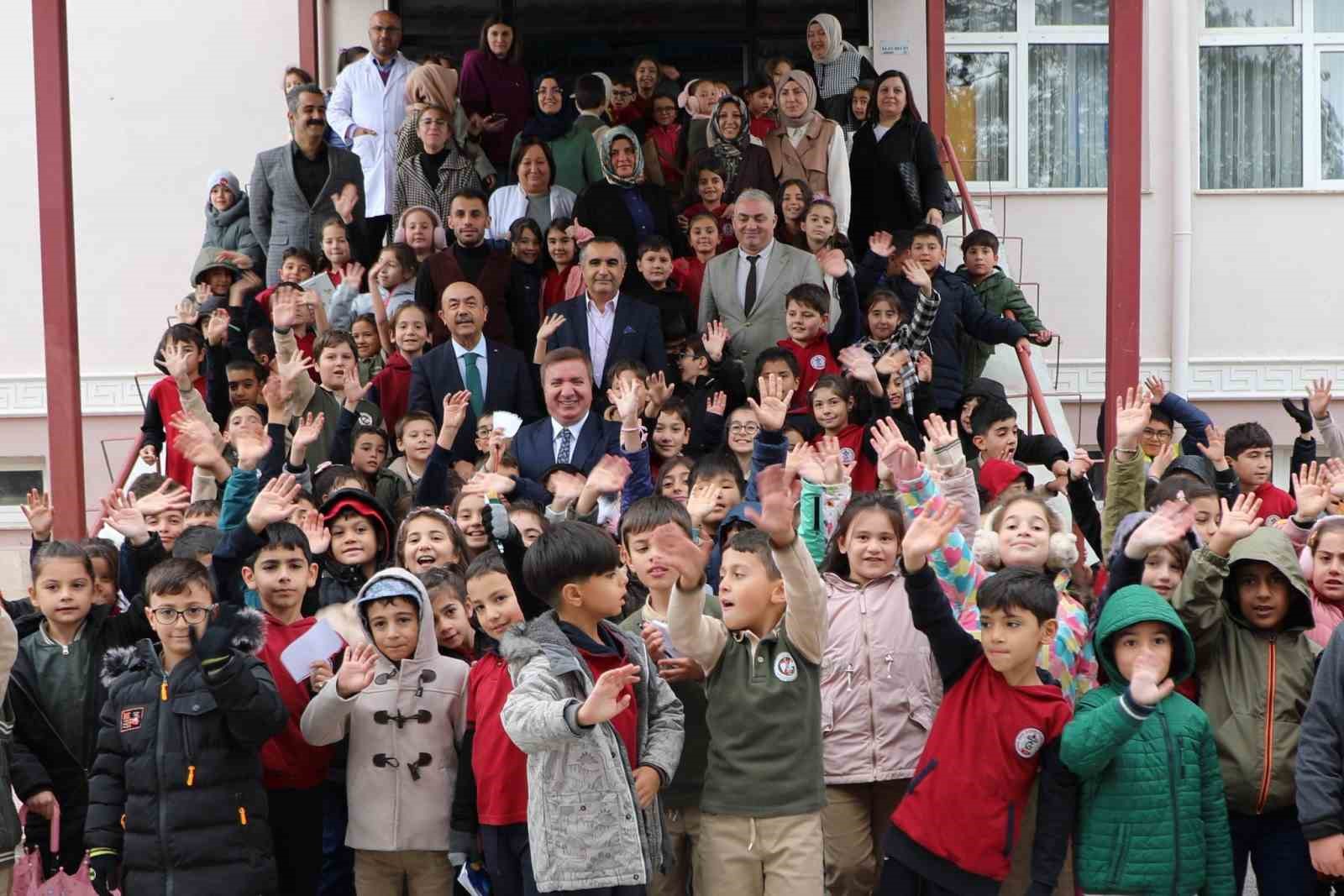 1729595023 Vali Aydogdu Okul Ziyaretlerinde Ihlas Haber Ajansina Konuk Oldu