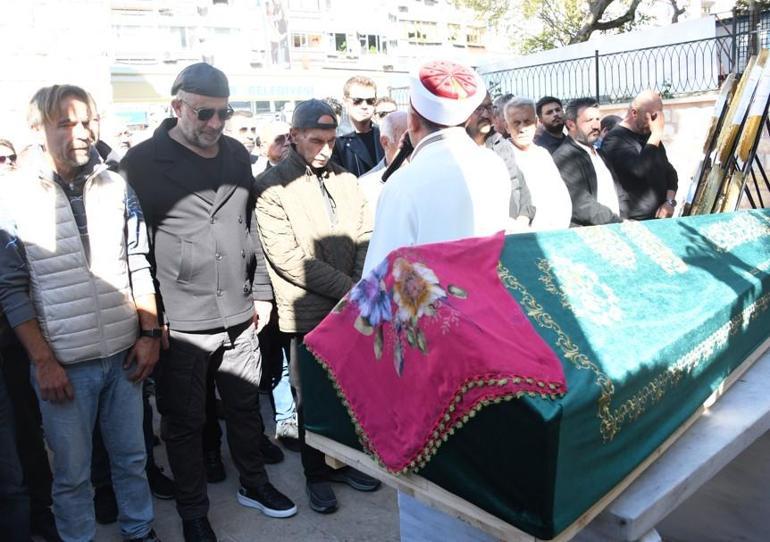 Son Dakika: Şevket Çoruh'un Acı Günü! Annesi Son Yolculuğuna Uğurlandı - Magazin Haberleri Şevket Çoruhun acı günü Annesi son yolculuğuna uğurlandı