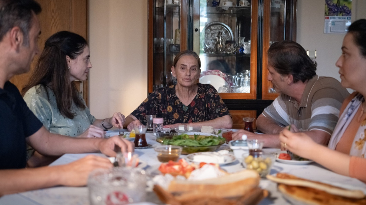 Altin Portakalda Ayakta Alkislanan Bir Kadin