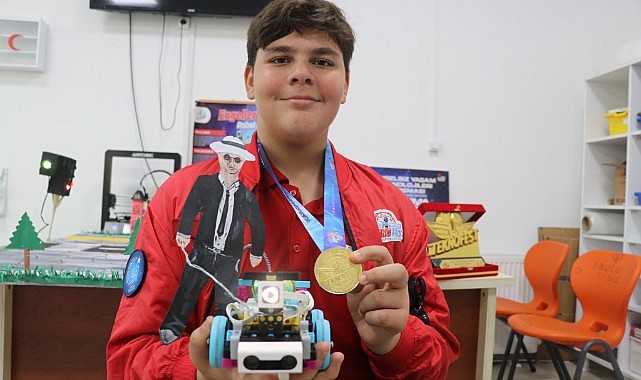 Karamürsel Çözüm Akademi Ortaokulu Öğrencisinin “Engelleri Aşan Robot Köpek” Projesi