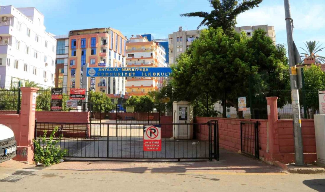 Antalya’da Madde Bağımlısı Şahıs Okul Bahçesinde İstenmeyen Davranışlar Sergiledi Madde