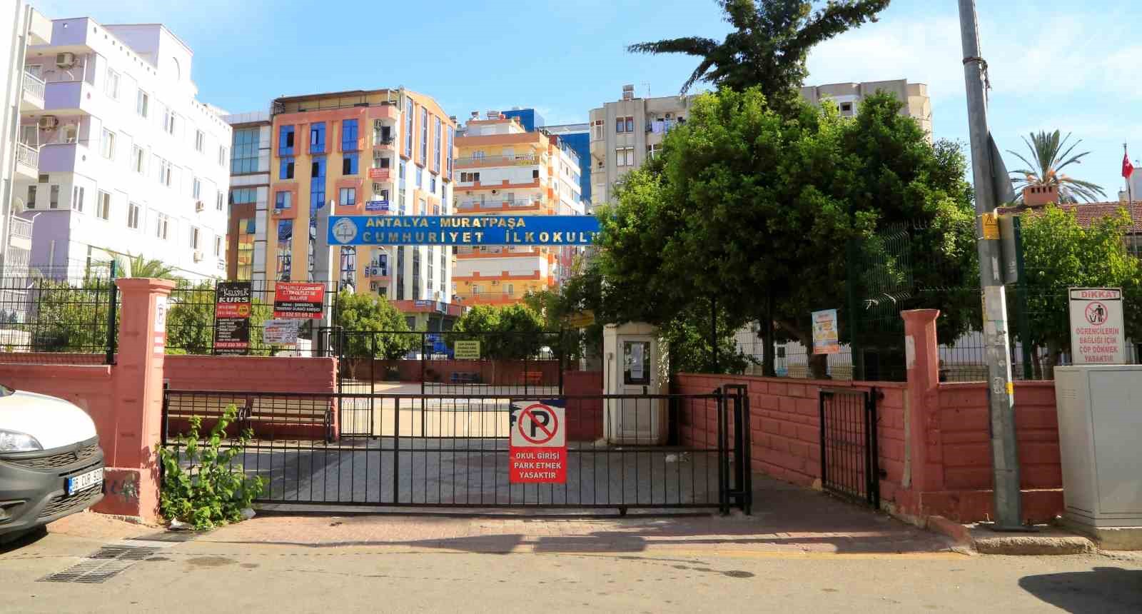 Antalyada Okul Bahcesinde Uygunsuz Hareketler Yapan Sahis Tutuklandi