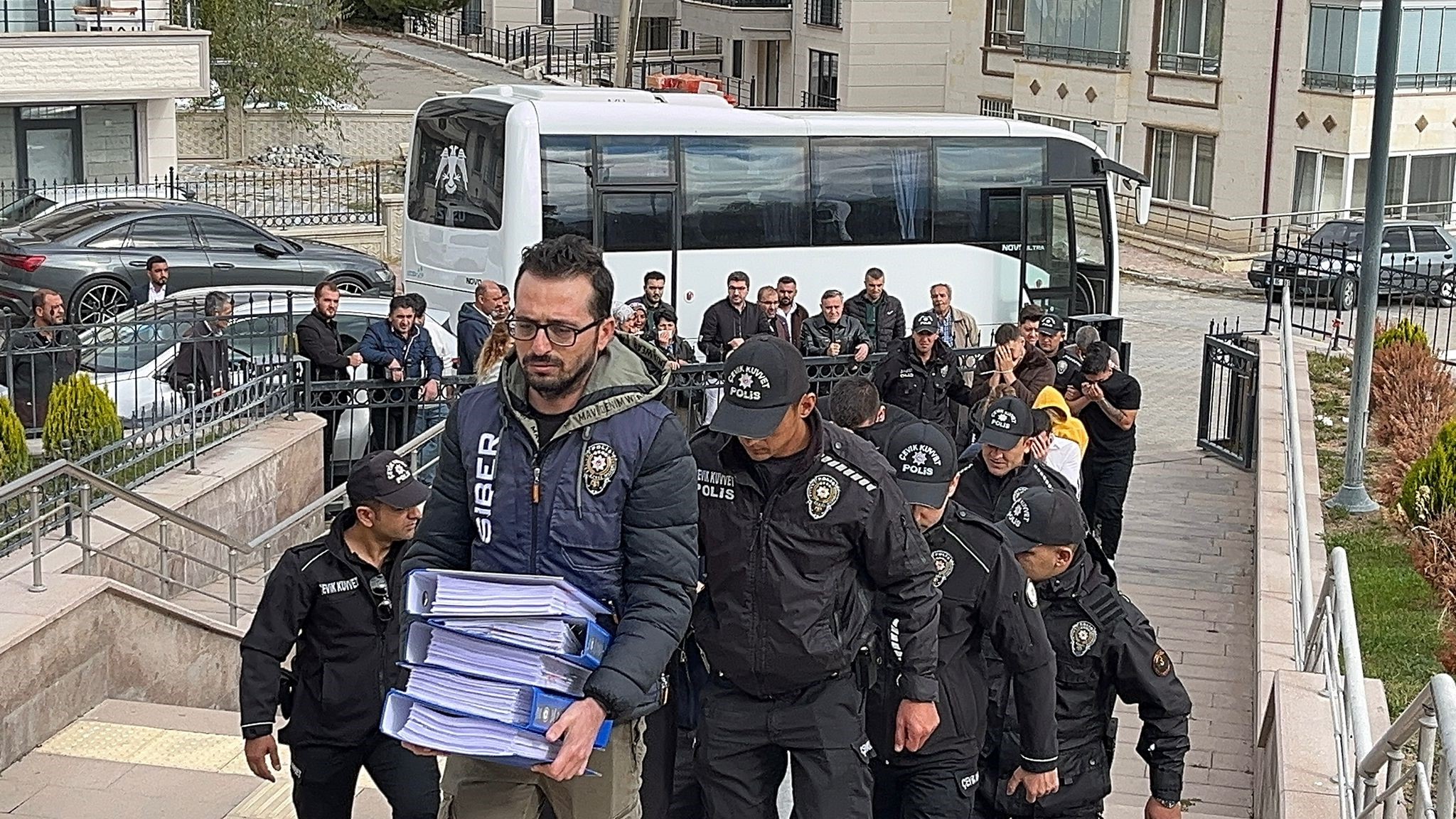 Bahis Çetesi Üyesi 10 Öğrenci 15 Kişi Adliyeye Sevk Edildi A W310743 02