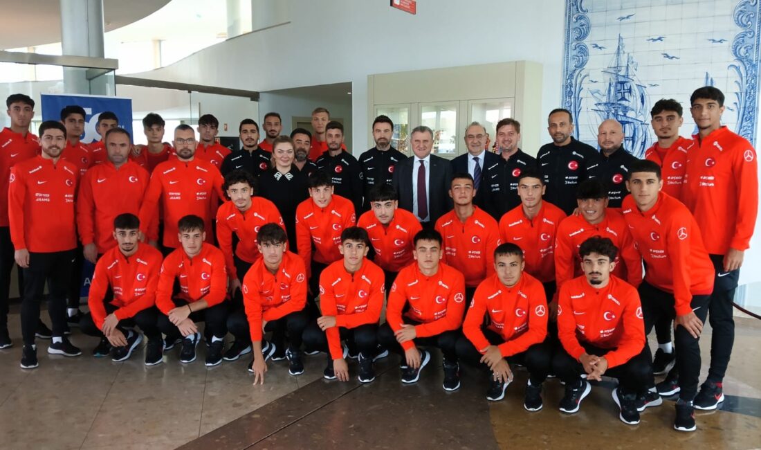 Bakan Bak, 18 Yaş Altı Milli Futbol Takımı ile Buluştu