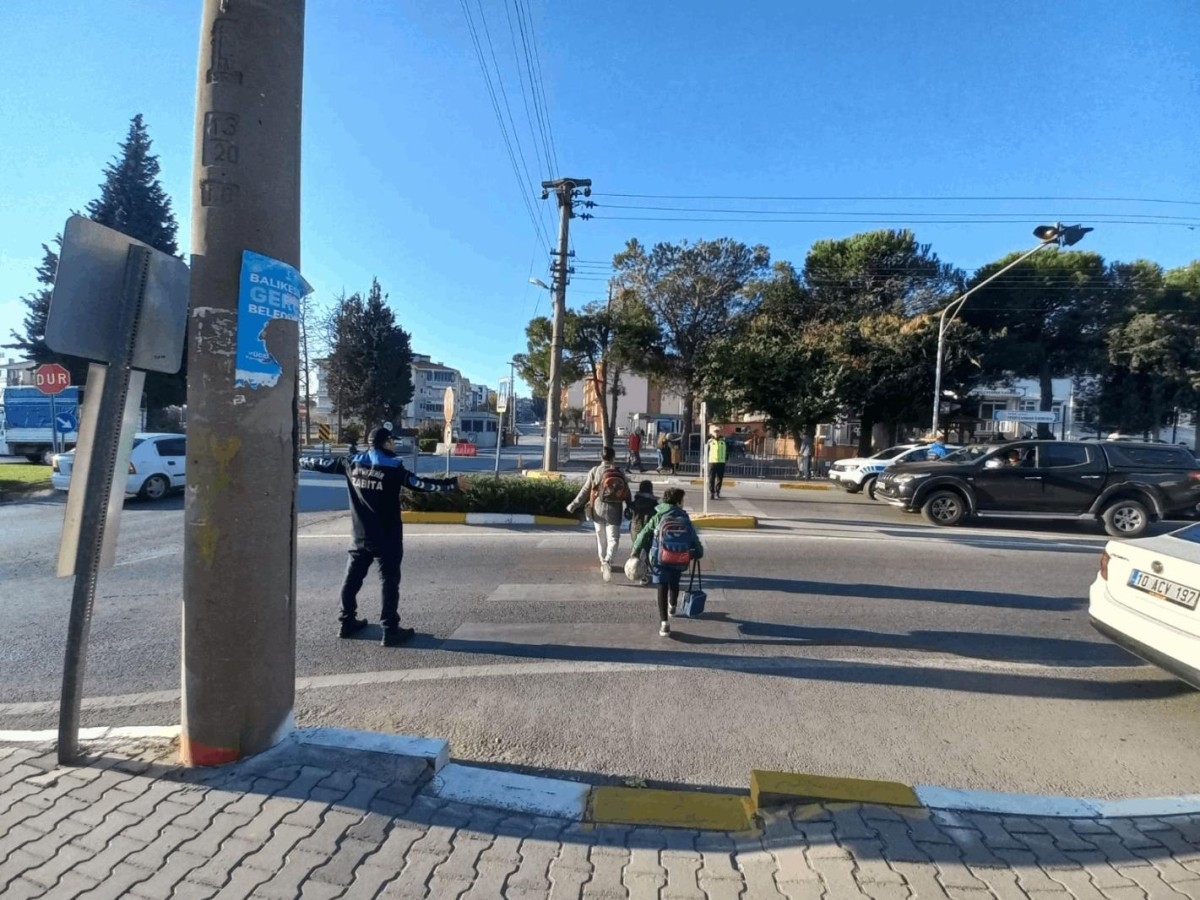 Balikesirde Okul Onlerinde Ogrenci Guvenligi Icin Zabita Denetimleri Suruyor