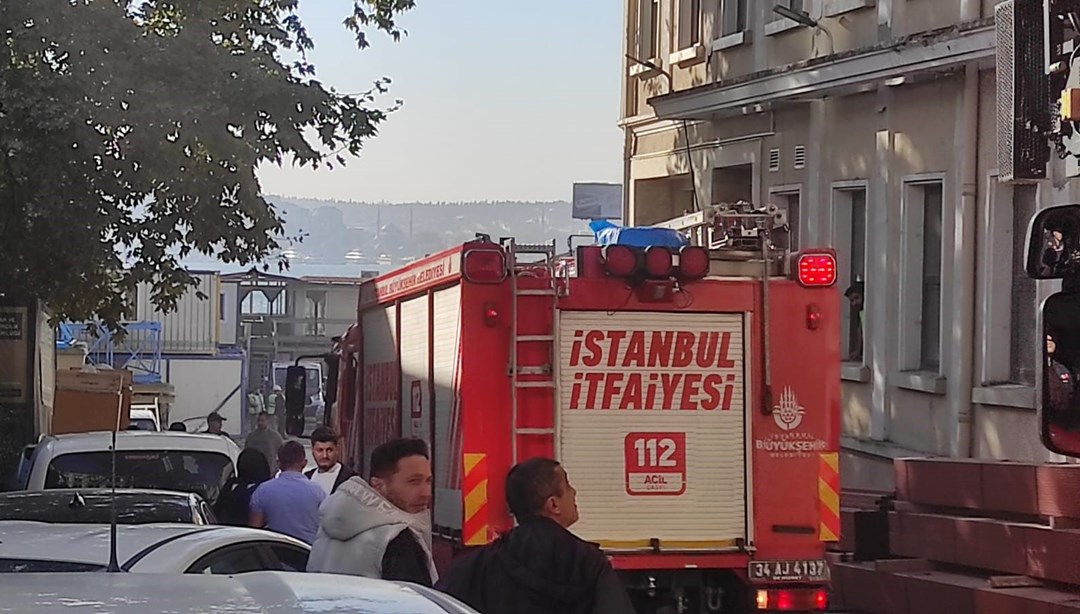 İstanbul’da Bahçeşehir Üniversitesi’nin Bahçesinde Yangın Çıktı, 2 İşçi Hastaneye Kaldırıldı