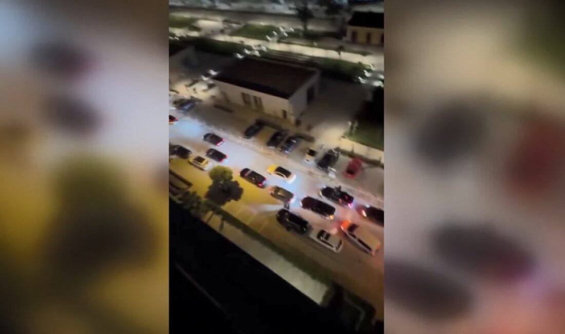 Balat Mahallesi’nde Düğün Konvoyuna Tepki: Çiftetelli Oynayanlar Trafiği Kapattı Düğün