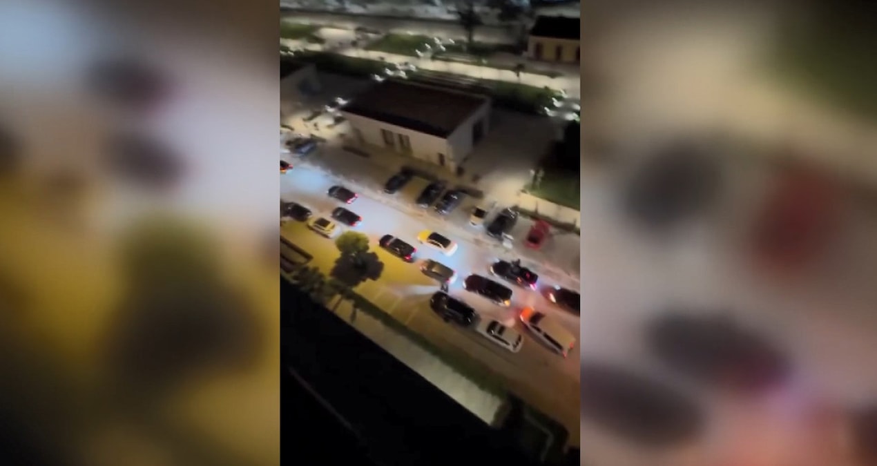 Cakarli ve Sirenli Dugun Konvoyu Yolda Trafik Kilitledi