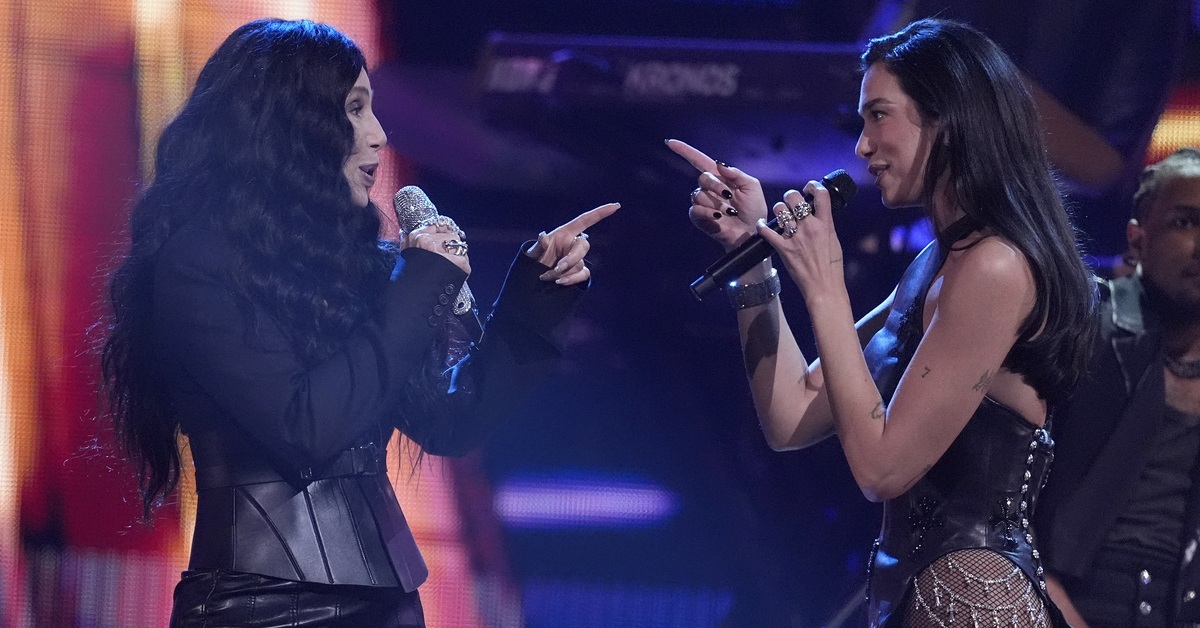 Cher ve Dua Lipa Sahnede Enerji Dolu Bulusma