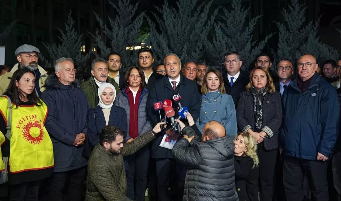 CHP Milli Eğitim Bakanlığı Önünde Oturma Eylemi Başlattı CHP, öğretmen