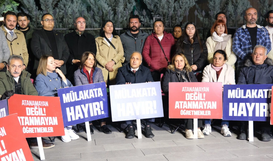 MEB Önünde Öğretmenlik Mülakatlarına Tepki Gösteren Milletvekilleri Eylem YaptıHaberin BaşlıklarıMEB