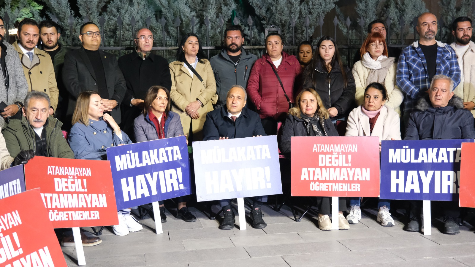 Chpli Vekillerden Milli Egitim Bakanligi Onunde Oturma Eylemi Basladi