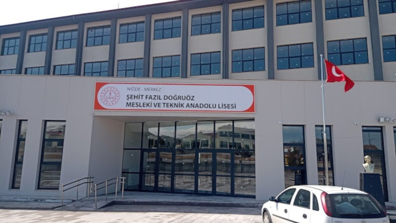 Deney Tupu Kirildi Uzerlerine Sulfurik Asit Sicrayan 8 Ogrenci Yaralandi