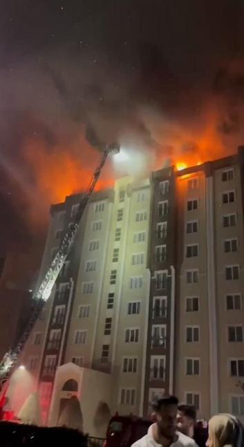 Dev Yangın Tehlikesi Başakşehir'in Göğünde Yükseliyor Başakşehir'de 9 Katlı Binanın Çatısında Yangın
