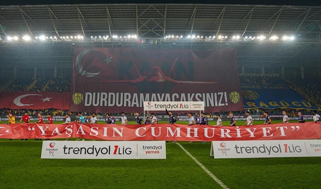 Maraton Tribününde Dev Muharip Uçağı Koreografisi Heyecan Yarattı Eryaman Stadı’nda