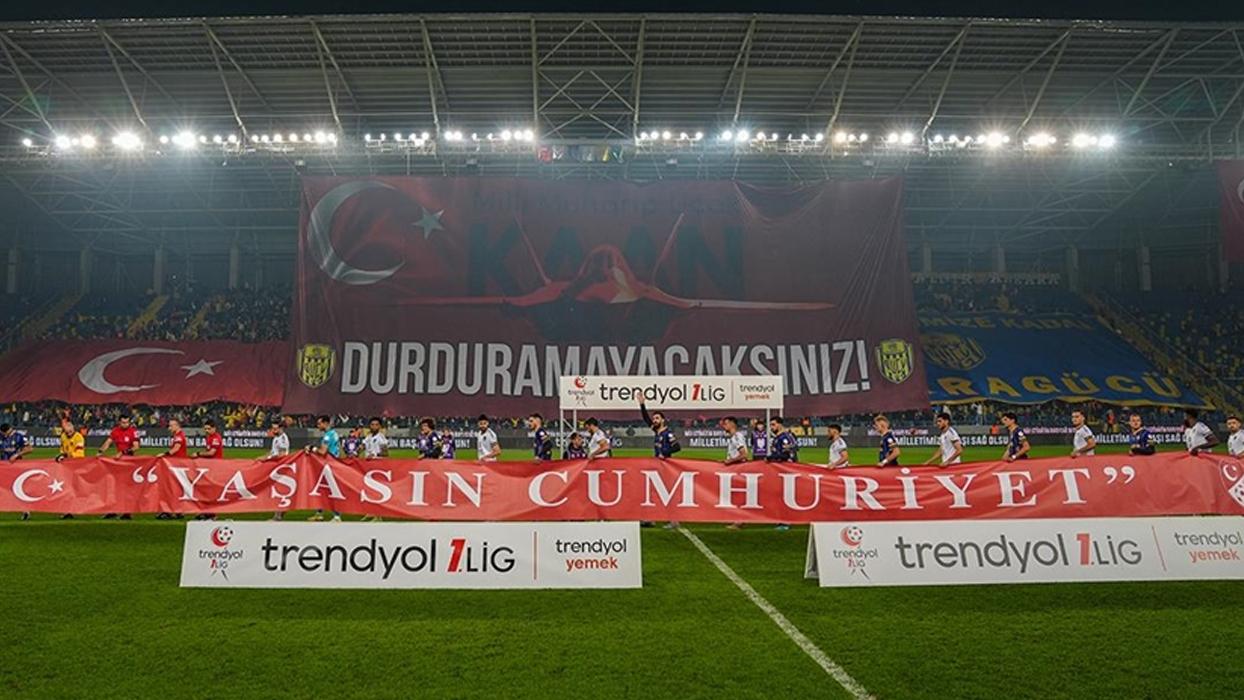 Maraton Tribününde Dev Muharip Uçağı Koreografisi Heyecan Yarattı Eryaman Stadı’nda