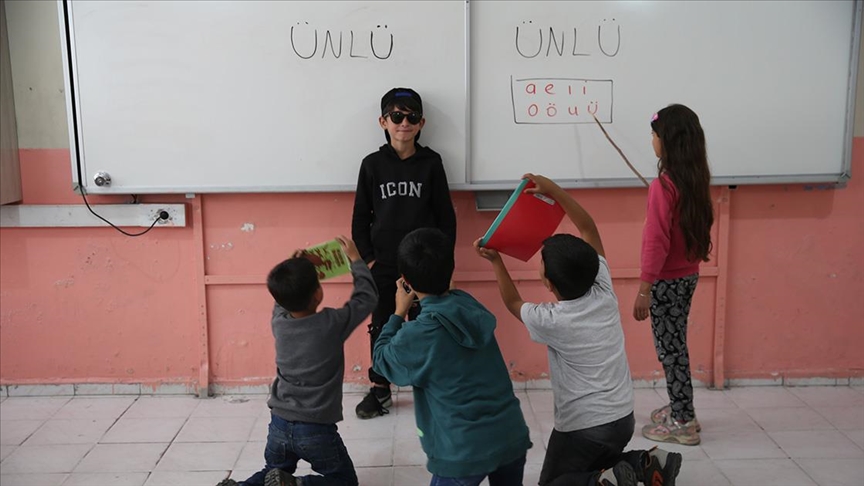 Öğretmen, Öğrencilerine Yaratıcı Yöntemlerle Eğitim Veriyor Öğrencilerini Eğlenceli Bir Şekilde