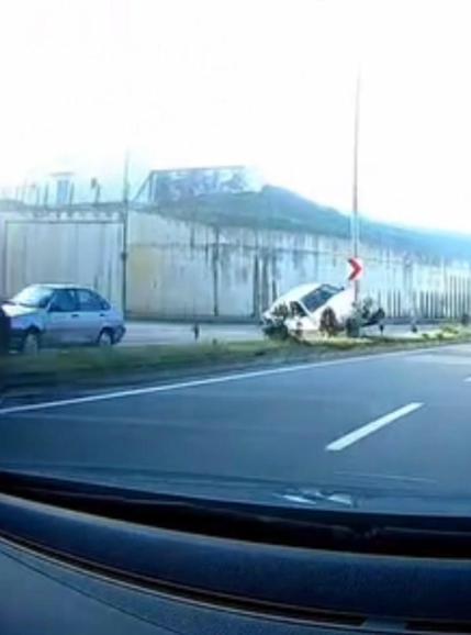 Elektrik Direğine Çarptığı Kaza Anı Kamerada! Otomobilin elektrik direğine çarptığı kaza kamerada