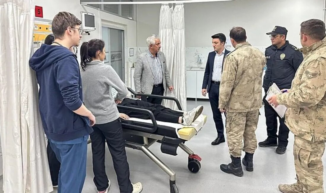Öğrenci Servisi ve Kamyonet Kafa Kafaya Çarpıştı: Yaralılar HastanedeHaberin BaşlıklarıÖğrenci