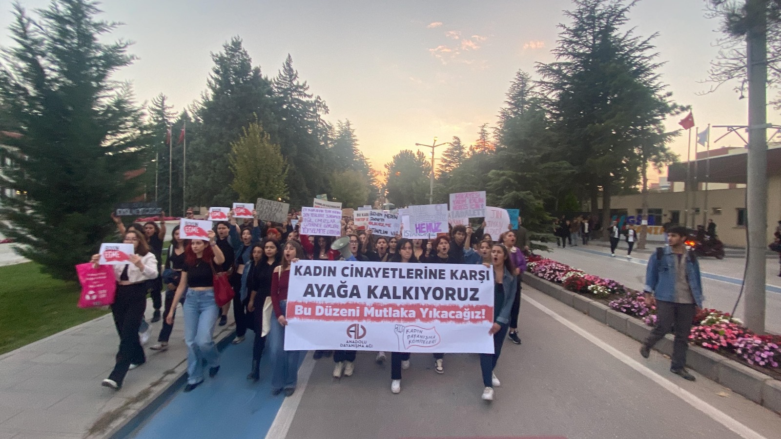 Kadın Cinayetleri Protesto Edildi: Eskişehir’de Yüzlerce Yurttaş Yürüdü Yüzlerce Öğrenci