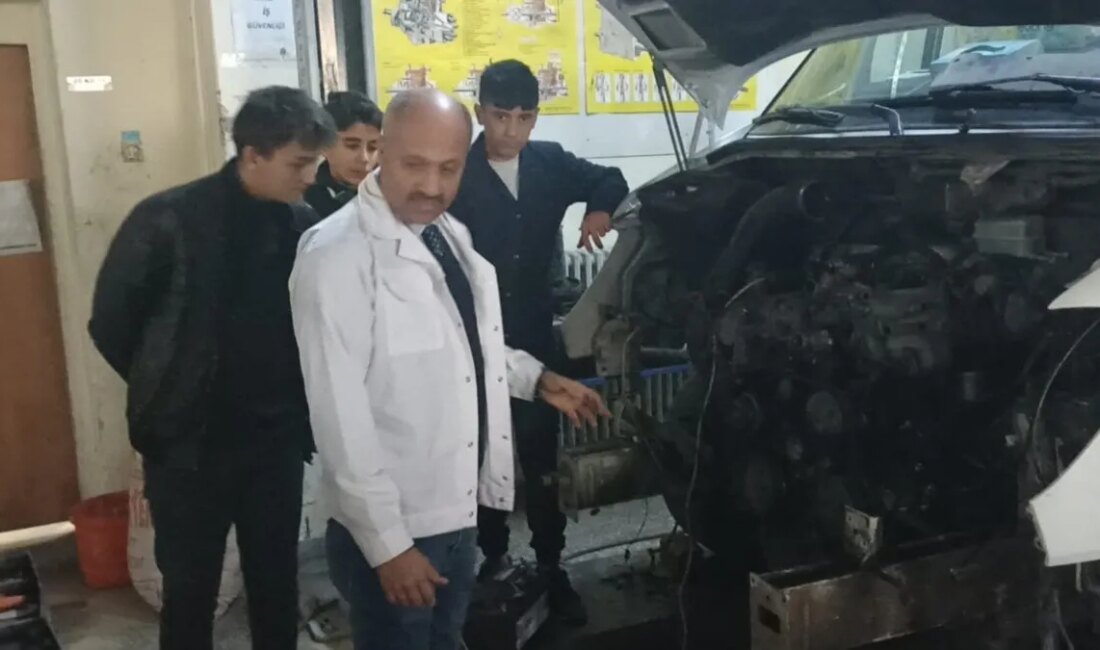 Fabrika Gibi Okul, Öğrencilere Hem Eğitim Hem Gelir SağlıyorHaberin BaşlıklarıFabrika