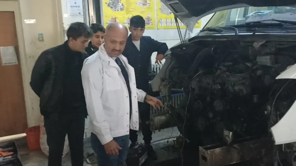 Fabrika Gibi Okul Ogrenciler Hem Ogreniyor Hem De Para Kazaniyor