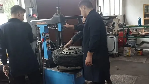 Fabrika Gibi Okul Ogrenciler Hem Ogreniyor Hem De Para Kazaniyor.jpg&mw=600