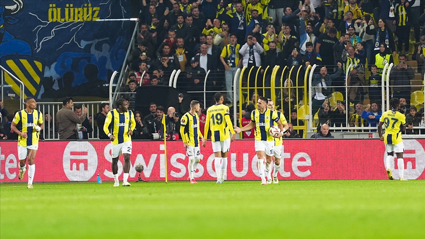 Fenerbahçe Teknik Direktörü Jose Mourinho, Kostic’i sol bek pozisyonunda sahaya