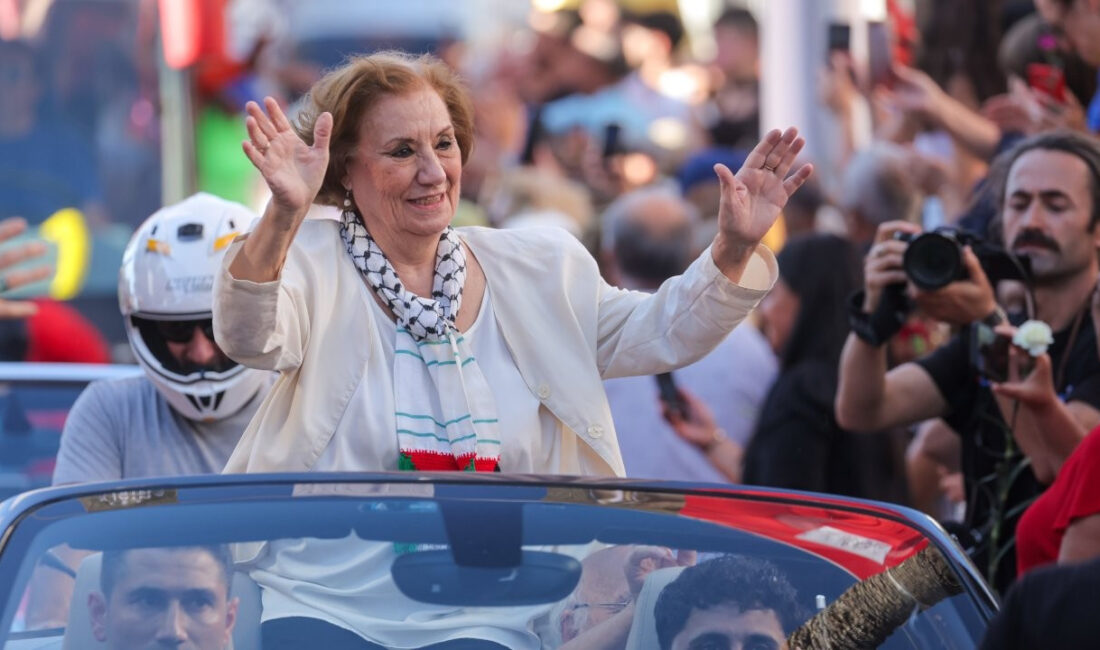 Gülsen Tuncer, Antalya Altın Portakal Film Festivali’nde Filistin Bayrağı Amblemli